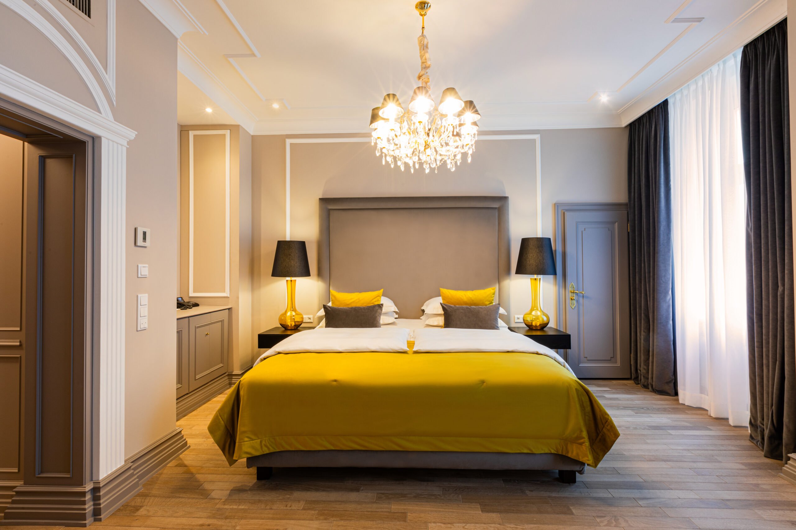 Neben großen Betten setzt Beatrix Brössling-Weese auch auf große Accessoires wie breite Nachttische mit hohen Lampen, wie in diesem Hotelzimmer, das sie eingerichtet hat.