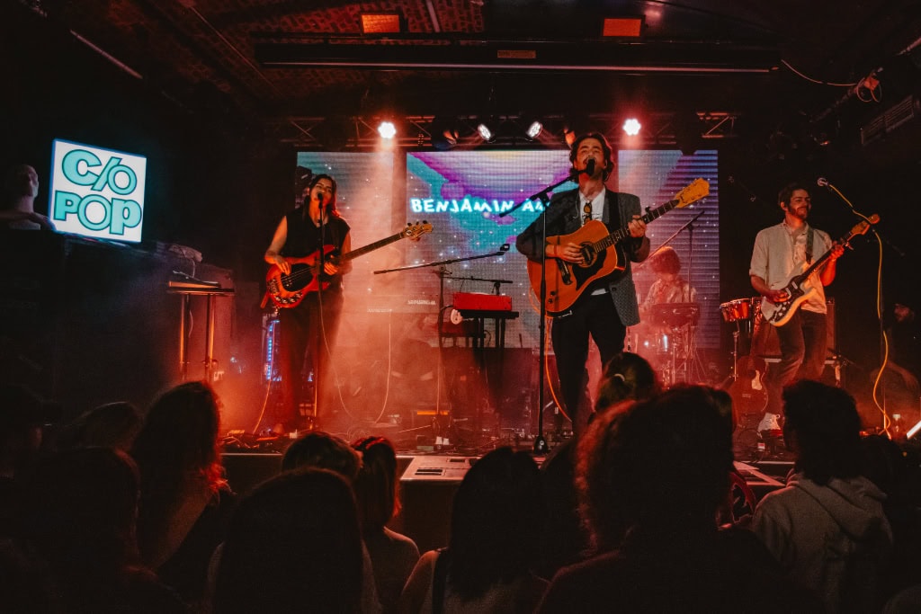 Band spielt auf Bühne mit Lichtshow vor Publikum beim c/o Pop Festival in Köln.