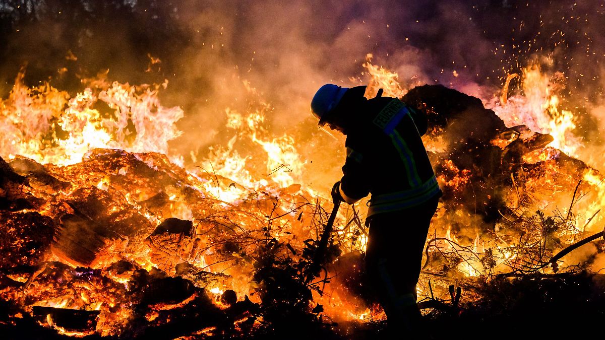 Niedersachsen & Bremen: Unbekannte entzünden Osterfeuer vorzeitig