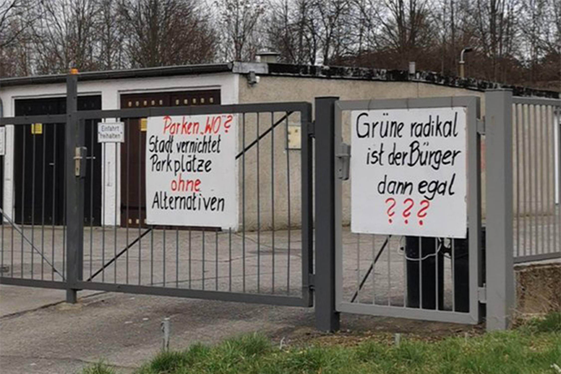 Parolen am Garagenhof Liselotte-Herrmann-Straße 2021. Foto: Anger-Crottendorfer Anzeiger
