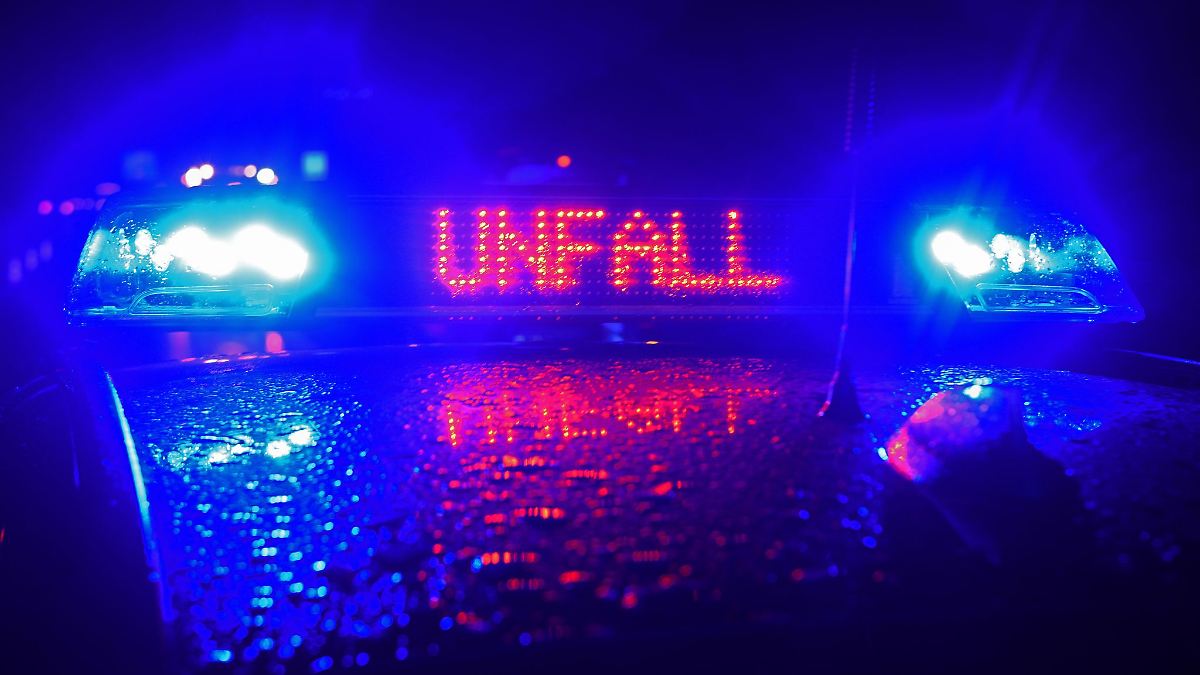 Niedersachsen & Bremen: Unfall mit drei Fahrzeugen auf B401 - zwei Schwerverletzte