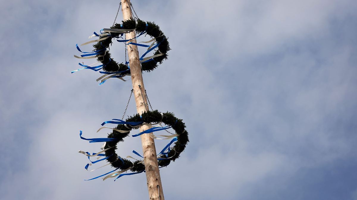 Berlin & Brandenburg: Gemeinden feiern Maibaum-Brauch