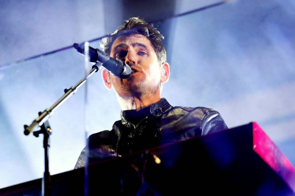 Roy Stride von Scouting For Girls bei einem Live-Auftritt mit der Band im Jahr 2023