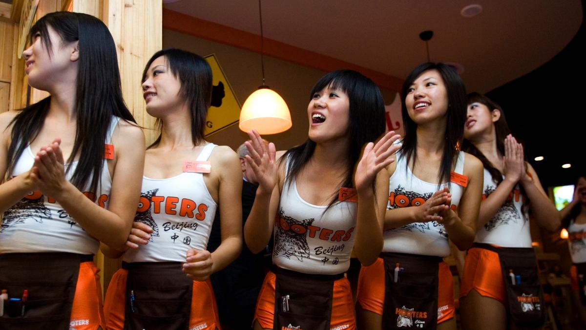Hooters: Hühnerflügel und viel nackte Haut – Frivole Fast-Food-Kette stellt Insolvenzantrag