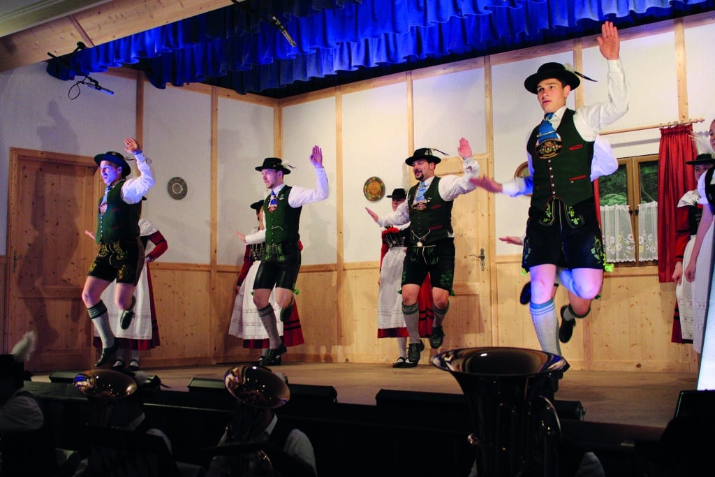 Trachten-Tradition in Augsburg: Der „Oberbayrische Volkstrachtenverein“ tanzt mit dem AJ-Club am 30. April „in den Mai“