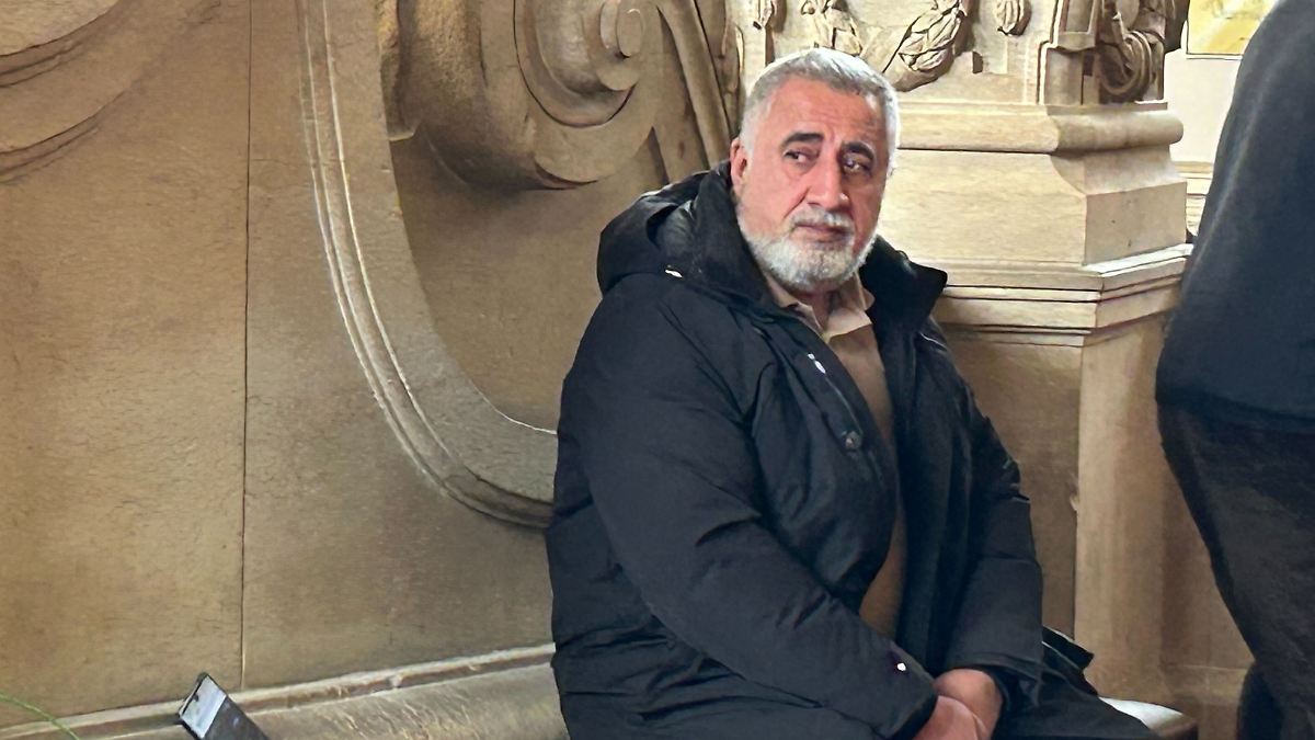 Sohn 20 Jahre weggesperrt! Hier lügt Horror-Mutter eiskalt Neues Polizeivideo aufgetaucht