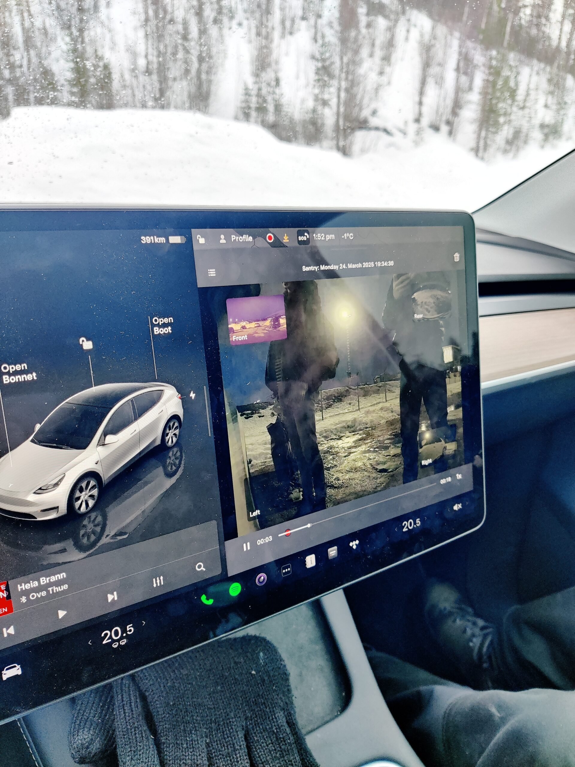 Ein großer Touchscreen, sonst nichts: Alle Funktionen im Tesla Model Y sind gebündelt über das mächtige Display im Cockpit, so können etwa die Aufnahmen der Außenkameras ausgewertet werden.