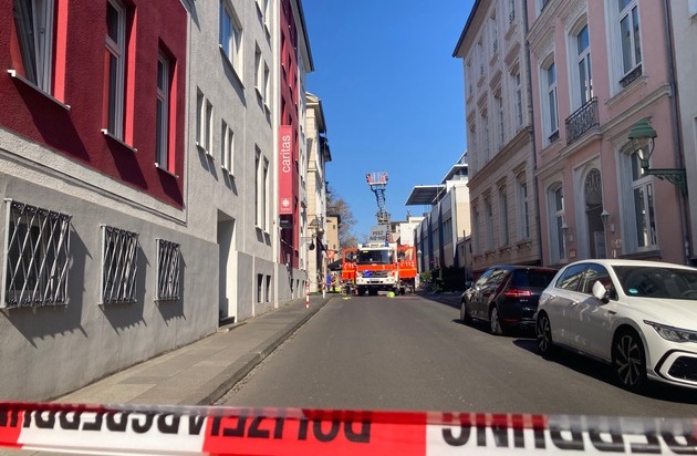 FW-BN: Wohnungsbrand in Dachgeschosswohnung - Bewohnerin in letzter Sekunde durch die ...