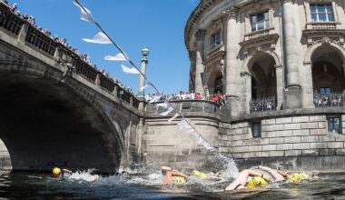 Berlin & Brandenburg: 100 Jahre Badeverbot - Demonstranten gehen ins Wasser