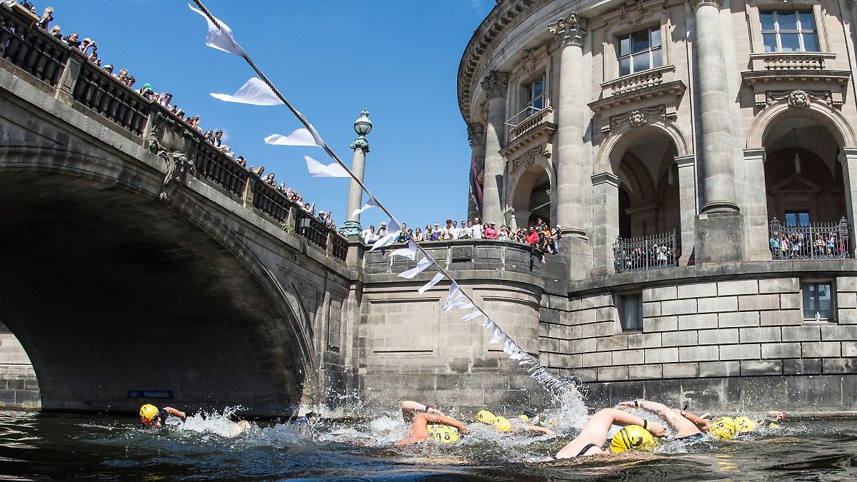 Berlin & Brandenburg: 100 Jahre Badeverbot - Demonstranten gehen ins Wasser