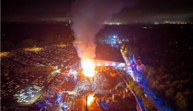 Riesiger Schrottberg in Essen in Flammen