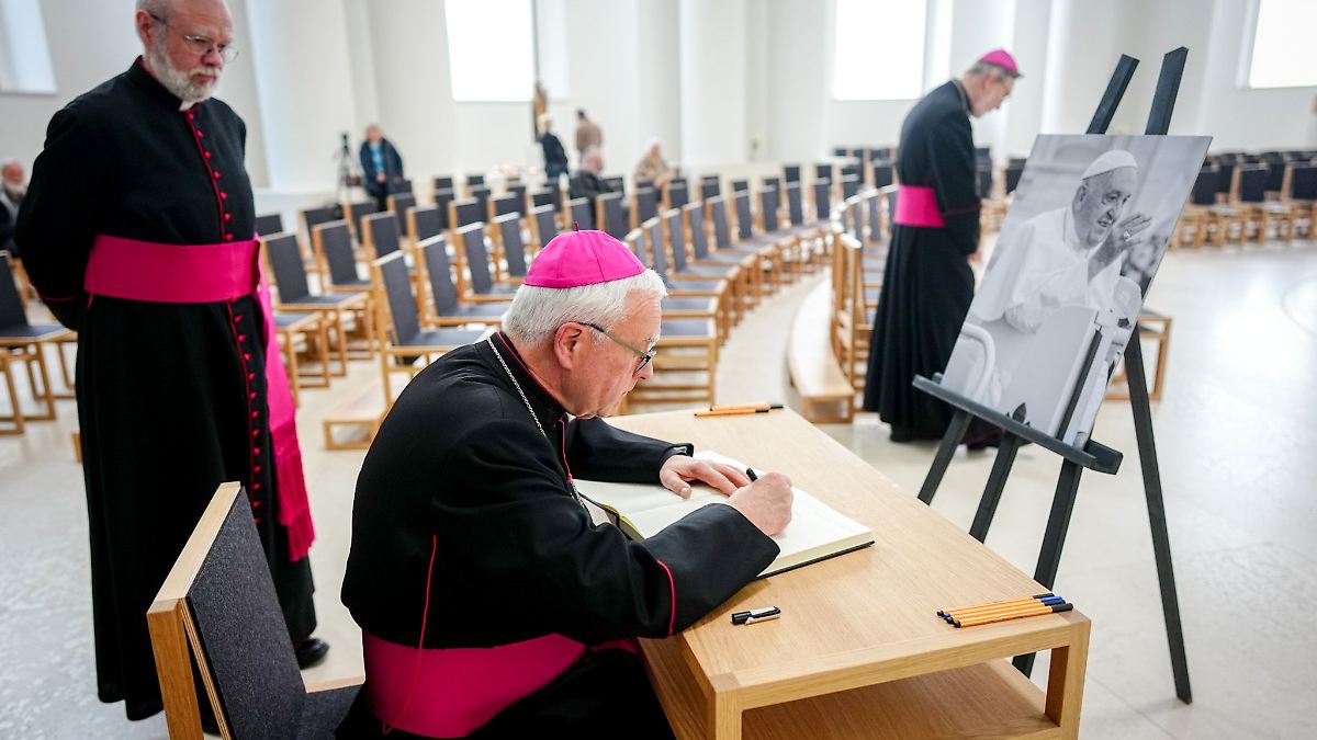 Berlin & Brandenburg: Kondolenzbuch für Papst liegt aus