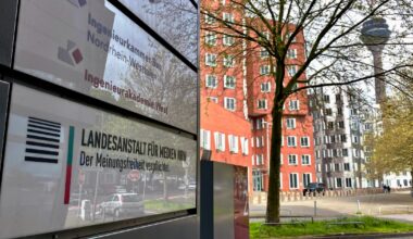 LfM NRW mit Fernsehturm Düsseldorf (Bild: © Marek Schirmer)