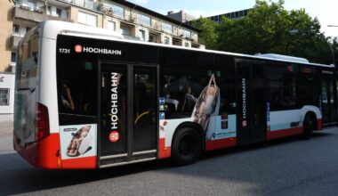 Angriff: Rollstuhlfahrerin und Mann an Hamburger Bushaltestelle durch Messerstiche verletzt