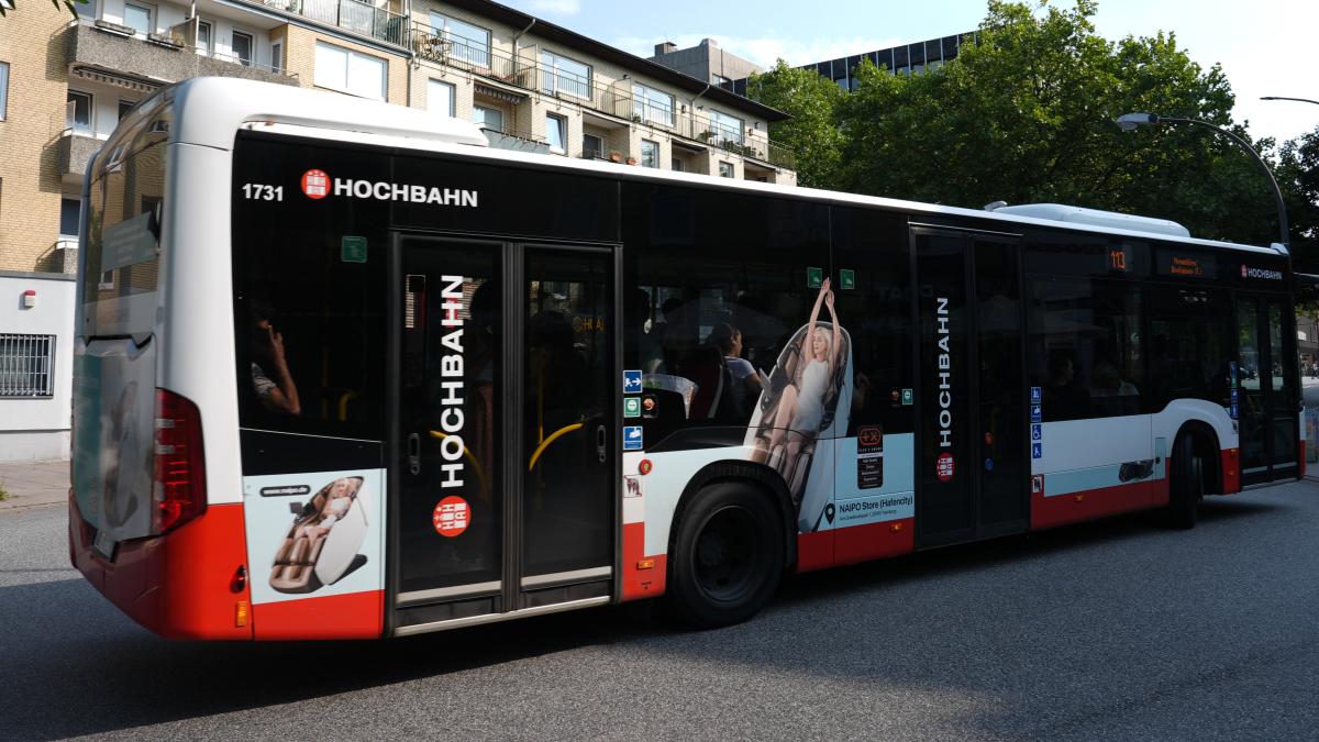 Angriff: Rollstuhlfahrerin und Mann an Hamburger Bushaltestelle durch Messerstiche verletzt