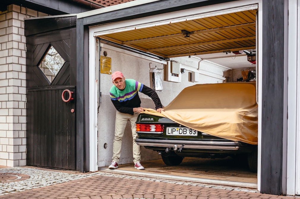 Mercedes W 123 in einer privaten Garage im Auto-Pyjama