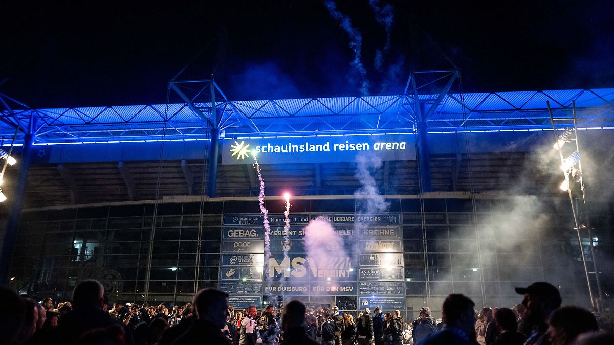 Bierfontänen, zurück in 3. Liga: Traditionsklub MSV Duisburg steigt mit Megaparty auf