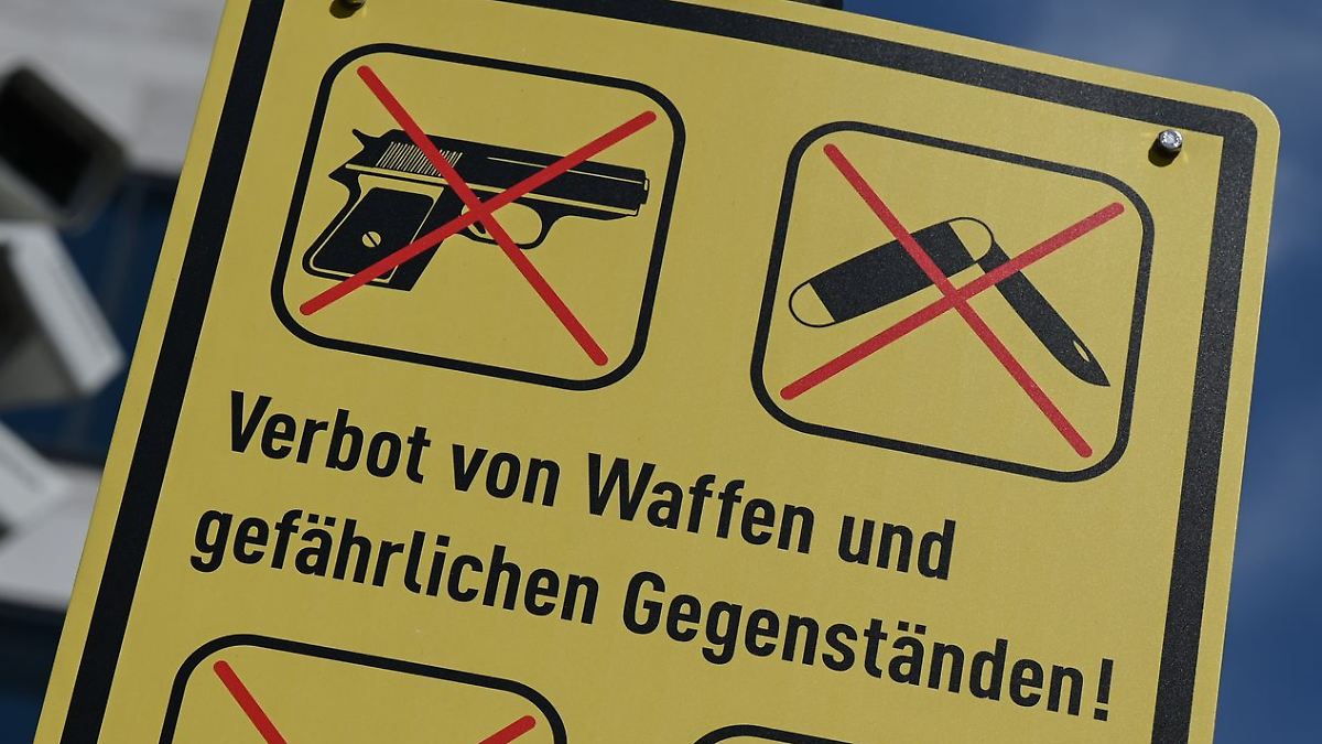In Bahnen, Zügen, Bussen, Trams und Bahnhöfen - Berlin will Waffen und Messer im Nahverkehr verbieten