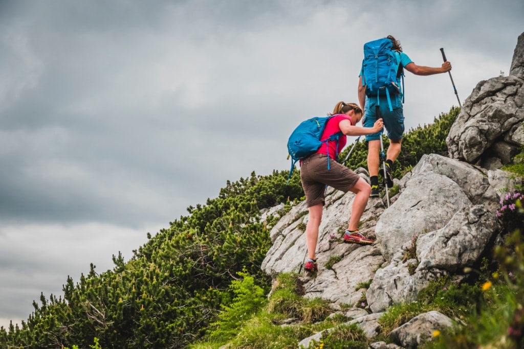 Schöne Wanderrouten: Paar am Fels am Watzmann