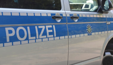 Polizei-Schriftzug auf einem Einsatzfahrzeug (Symbolfoto). Foto: Jan Kaefer