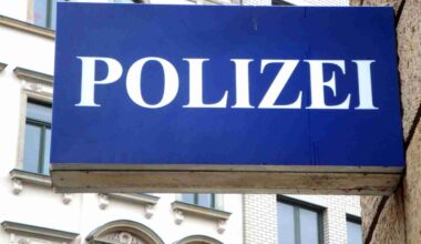 Schild an einer Hauswand mit der Aufschrift Polizei.