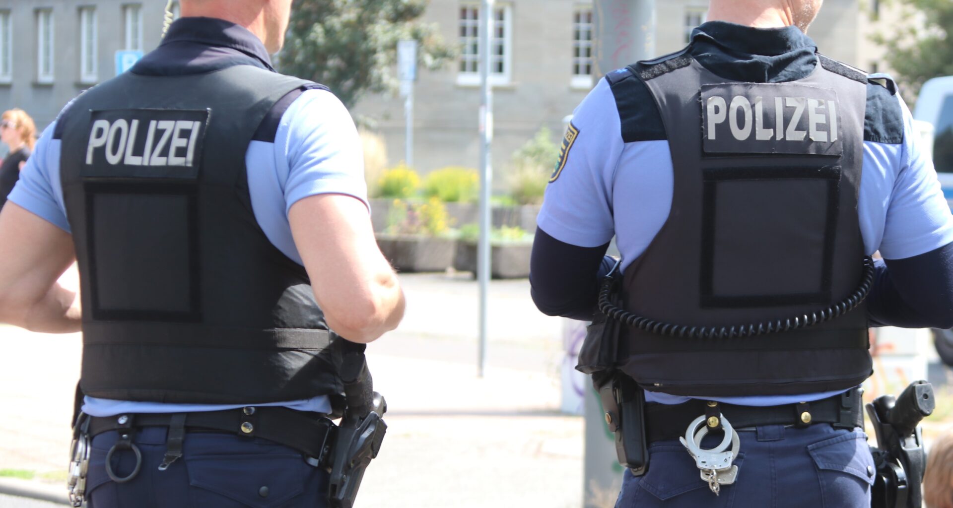 Zwei Freisprüche und eine Geldstrafe für Polizisten wegen Munitionsdiebstahl und Ermittlungen wegen Volksverhetzung in Bannewitz · Leipziger Zeitung