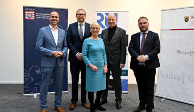 Clemens Hoch (Minister für Wissenschaft und Gesundheit des Landes Rheinland-Pfalz), Prof. Dr. Enrico Schleiff (Präsident der Goethe-Universität Frankfurt), Prof. Dr. Tanja Brühl (Präsidentin der TU Darmstadt), Prof. Dr. Georg Krausch (Präsident der Johannes Gutenberg-Universität Mainz) und Timon Gremmels (Hessischer Minister für Wissenschaft und Forschung, Kunst und Kultur). Foto: HMWK.