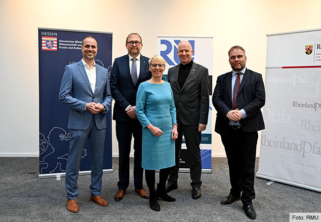 Clemens Hoch (Minister für Wissenschaft und Gesundheit des Landes Rheinland-Pfalz), Prof. Dr. Enrico Schleiff (Präsident der Goethe-Universität Frankfurt), Prof. Dr. Tanja Brühl (Präsidentin der TU Darmstadt), Prof. Dr. Georg Krausch (Präsident der Johannes Gutenberg-Universität Mainz) und Timon Gremmels (Hessischer Minister für Wissenschaft und Forschung, Kunst und Kultur). Foto: HMWK.