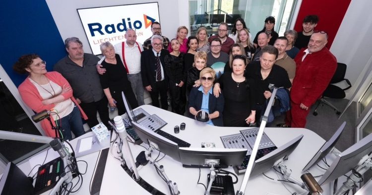 Team von Radio Liechtenstein kurz vor Sendeschluss am 3. April 2025 (Bild: Nils Vollmar / LinkedIn)