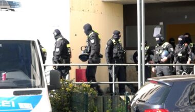 Razzia in Berlin-Neukölln: 29-Jähriger verhaftet – im Internet posierte er mit Waffe und Islamisten-Geste