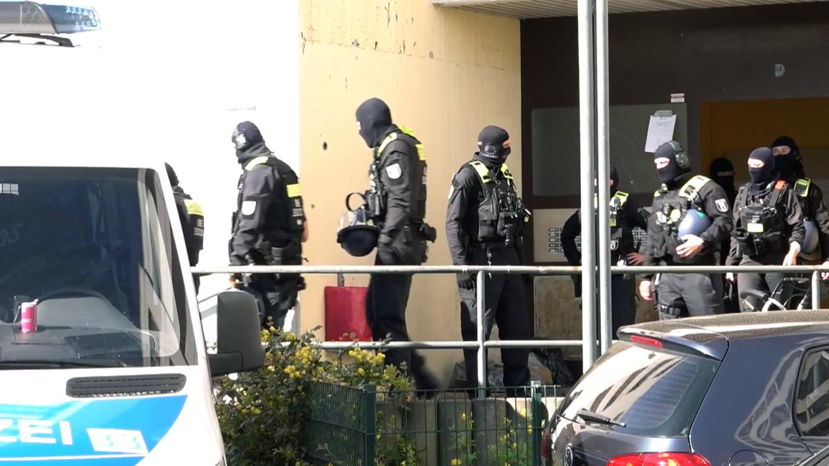 Razzia in Berlin-Neukölln: 29-Jähriger verhaftet – im Internet posierte er mit Waffe und Islamisten-Geste
