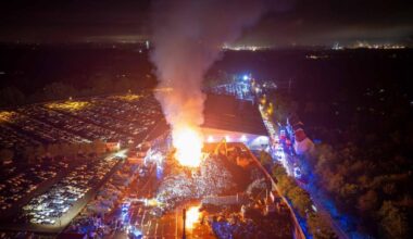 Riesiger Schrottberg in Essen in Flammen