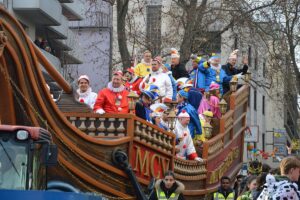Die Mainzer Hofsänger an Rosenmontag auf dem Narrenschiff, ihrem Komiteewagen im Mainzer Rosenmontagszug. - Foto. gik 