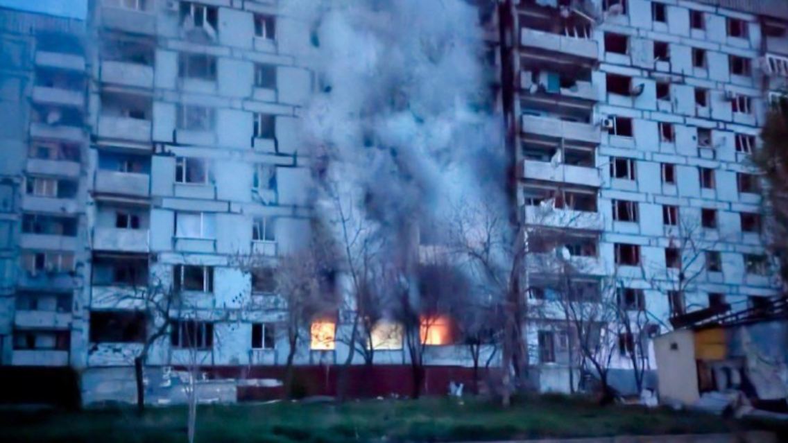 Ein Hochhaus in Stepnohirsk geriet in Brand.