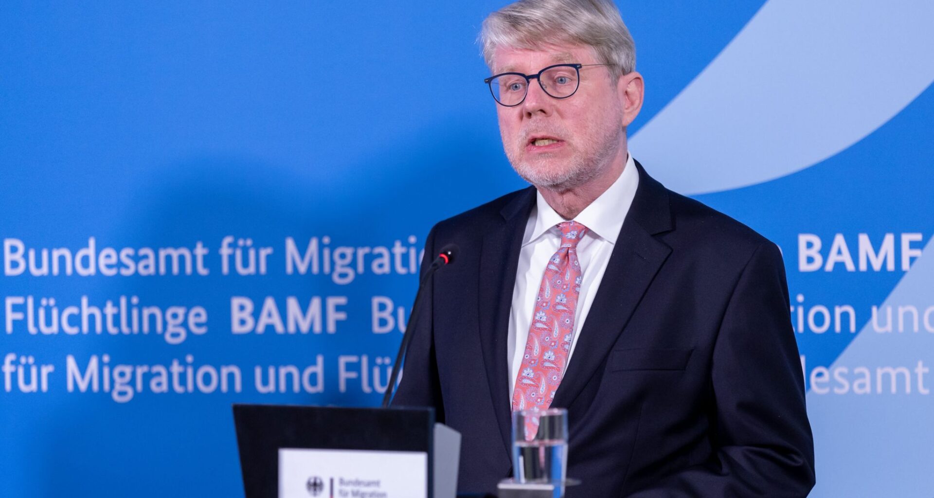 Mit dem Disziplinarrecht gegen den BAMF-Präsidenten?