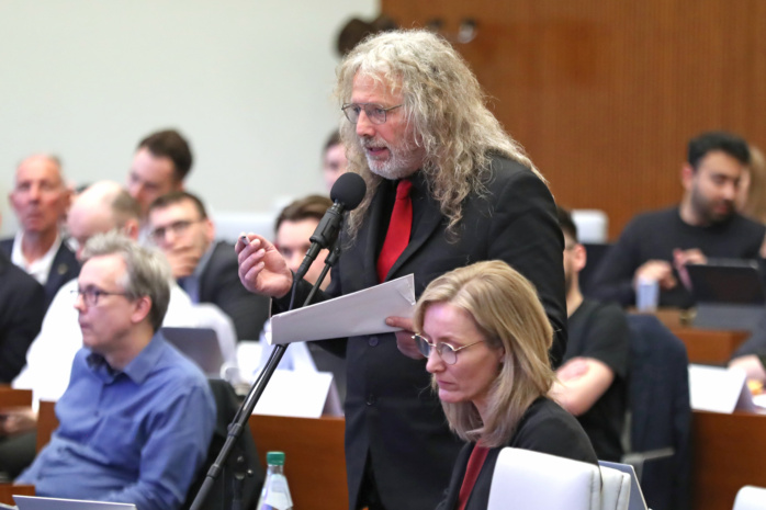 Antrag zum „Ausreisestopp“ vorerst aus dem Verfahren genommen + Video · Leipziger Zeitung
