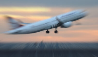 Zu sehen ist ein startendes Flugzeug.