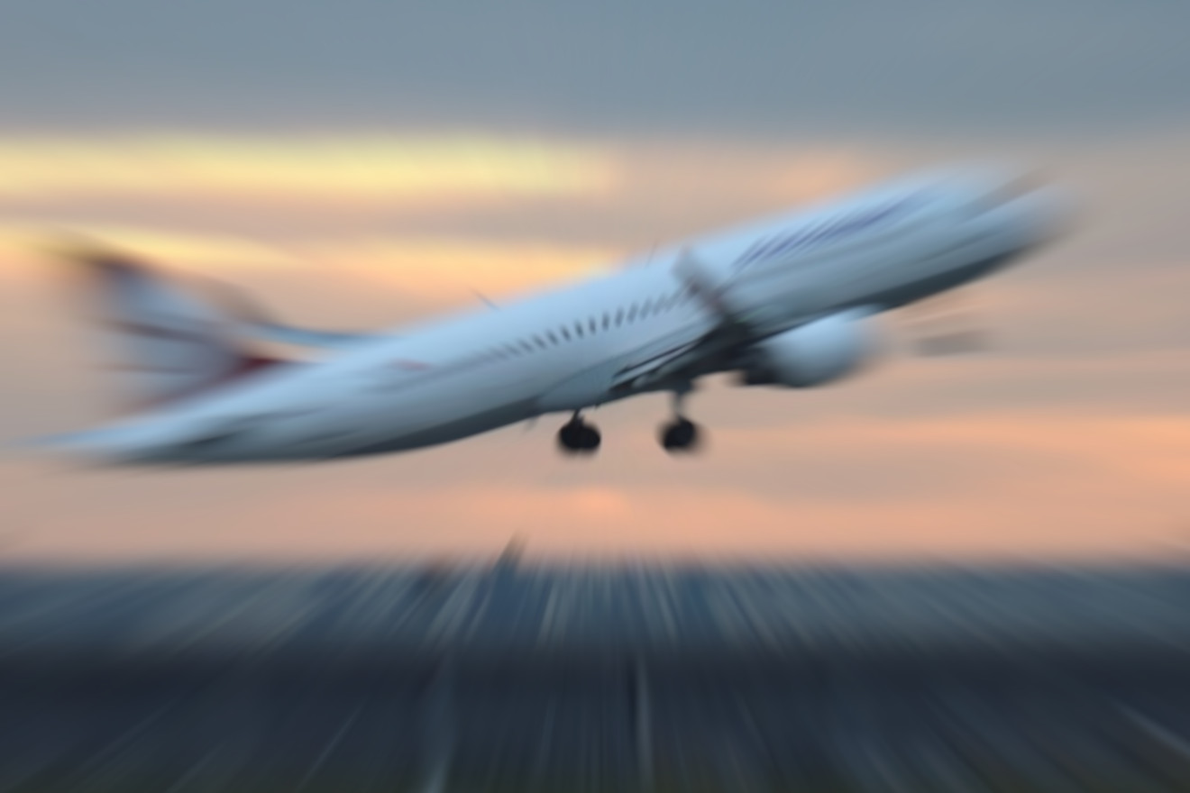 Zu sehen ist ein startendes Flugzeug.