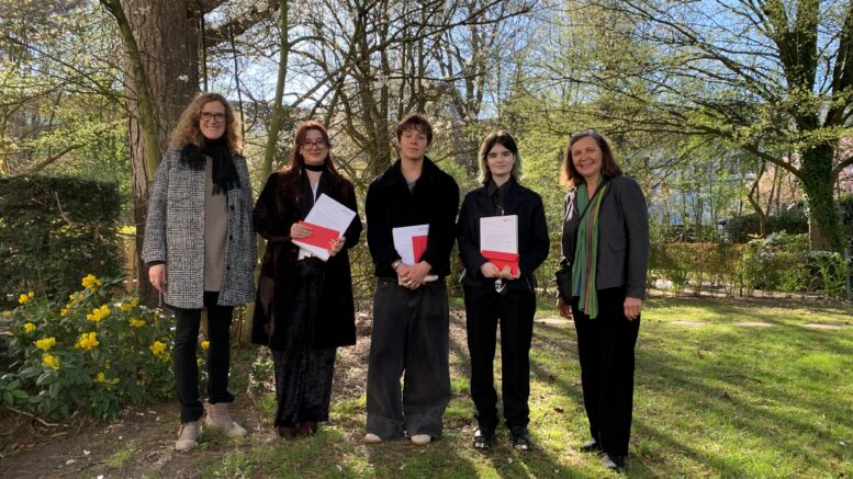 Adriane Steckhan von der Stiftung Kulturvermögen (links) und Dekanin Professorin Dorothea Wenzel (HAW Hamburg) (rechts) mit den Jungstudenten Bita Gholivand Zardalon, Oke Kuchenbecker und Saya Myrna Eichmann