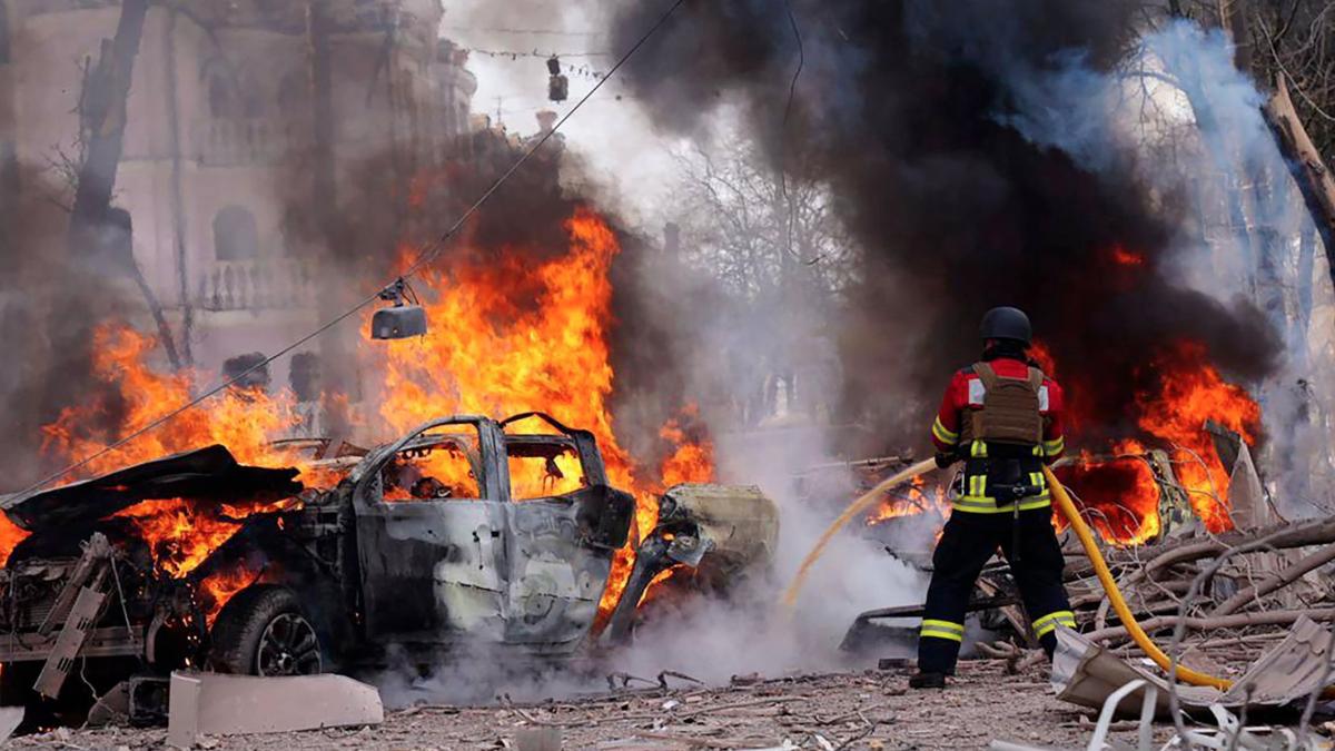 Ukraine meldet 32 Tote nach Angriff auf Sumy – Selenskyj nennt Russland „Abschaum“