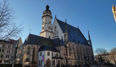 Kirchgebäude, blauer Himmel.