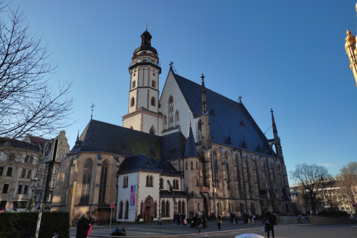 Kirchgebäude, blauer Himmel.