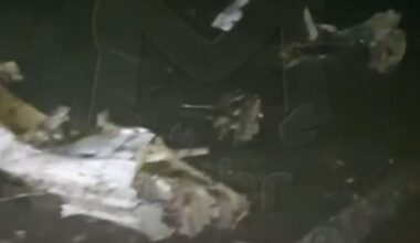 Wrackteile und Feuer in Dunkelheit: Überschall-Bomber stürzt in Russland ab