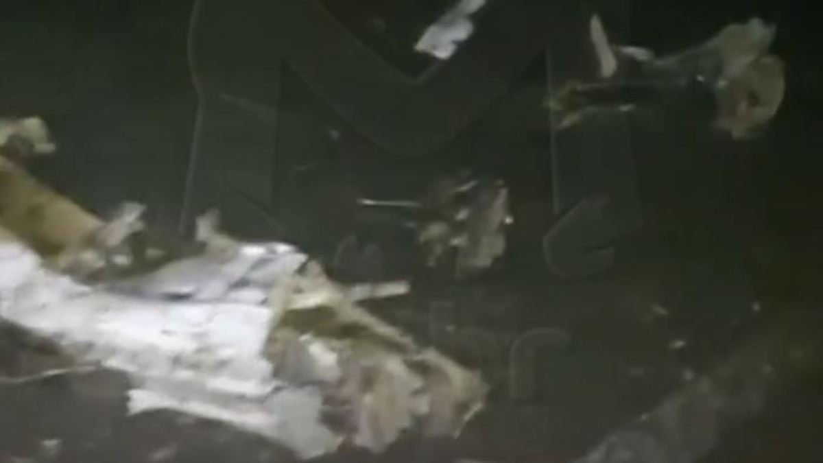 Wrackteile und Feuer in Dunkelheit: Überschall-Bomber stürzt in Russland ab