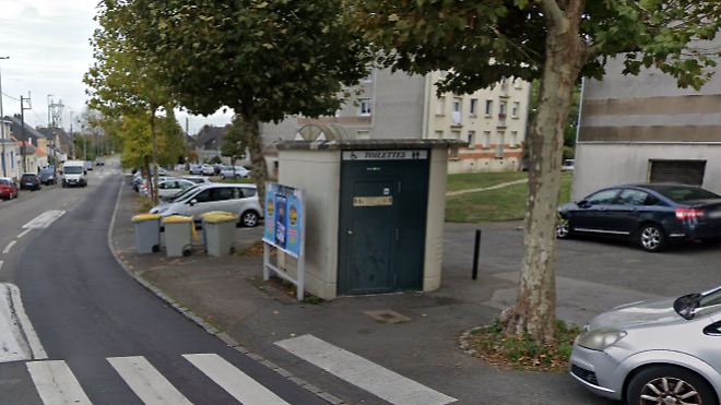 Auf dieser öffentlichen Toilette im französischen Nantes wird das Neugeborene gefunden.