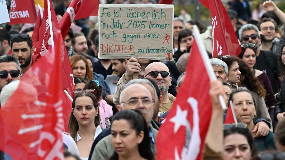 Berlin & Brandenburg: Hunderte Menschen bei Demo gegen Erdogan-Regierung in Berlin