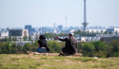 Berlin & Brandenburg: Berliner genießen Frühlingswetter in Parks und Cafés