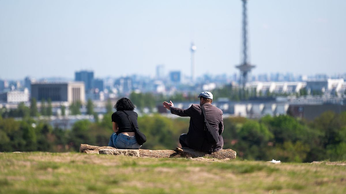 Berlin & Brandenburg: Berliner genießen Frühlingswetter in Parks und Cafés