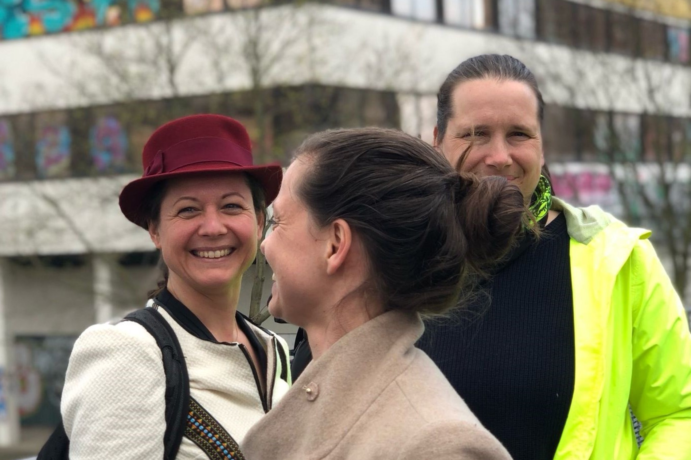 Vor der Alten Post: Kristin Narr (Schulleiterin, im Vordergrund), Prof. Dr. Gerlind Große (Geschäftsführerin des Schulträgers, hinten links), Alessandra Ullrich (Lehrkraft im Oberschulbereich, hinten rechts). Foto: LEMO