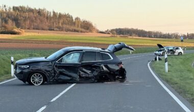 Niedersachsen & Bremen: Autos stoßen beim Ausweichen zusammen - Kleinkinder verletzt